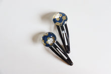 Load image into Gallery viewer, Gold Flowers - 1 matched pair of snap hair clips